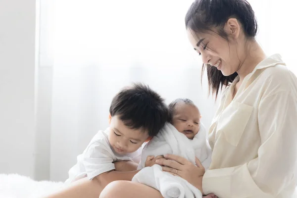 Asiática Jovem Mãe Com Bebê Recém Nascido Bonito Filho Cama — Fotografia de Stock