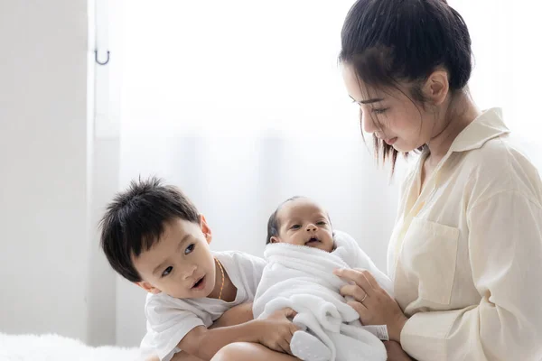 Asiática Jovem Mãe Com Bebê Recém Nascido Bonito Filho Cama — Fotografia de Stock