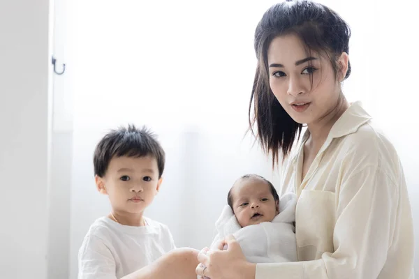 Asiática Jovem Mãe Com Bebê Recém Nascido Bonito Filho Cama — Fotografia de Stock