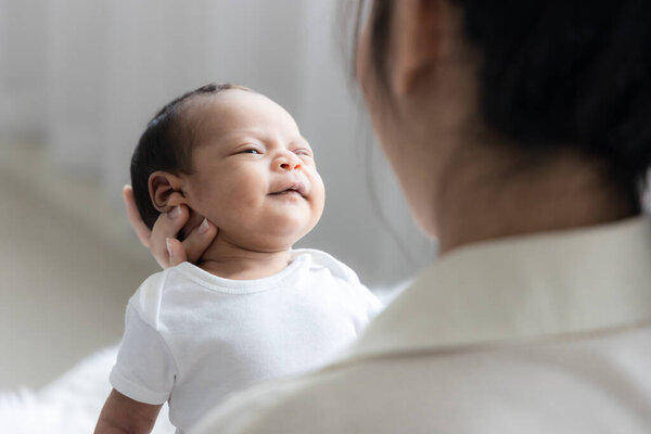 Портрет молодой азиатской матери, счастливо вынашивающей своего прекрасного новорожденного ребенка. Концепция Дня жены и матери
.