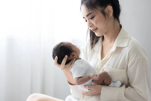 Retrato Jovem Mãe Asiática Feliz Carregando Seu Lindo Bebê Recém — Fotografia de Stock