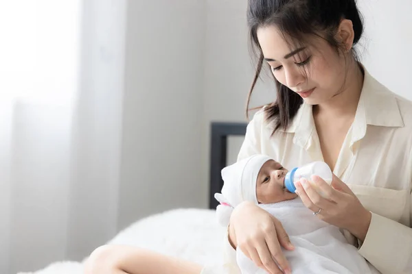 Jovem Mãe Asiática Abraçando Bebê Recém Nascido Bonito Alimentando Leite — Fotografia de Stock