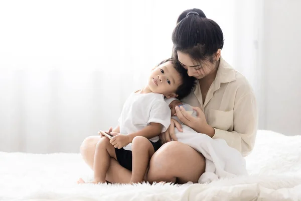 Jovem Mãe Asiática Abraçando Bebê Recém Nascido Bonito Alimentando Leite — Fotografia de Stock
