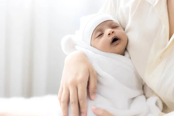 Matka Nosí Své Dítě Bílém Ložnici Roztomilé Novorozeně Spící Matčině — Stock fotografie