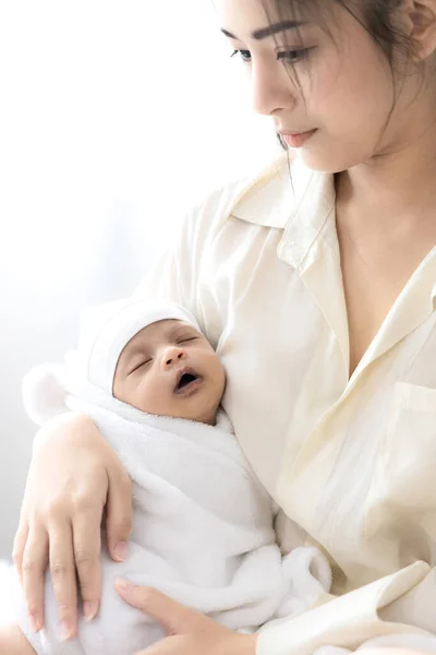 Mãe Carregando Seu Bebê Quarto Cama Branca Bebê Recém Nascido — Fotografia de Stock