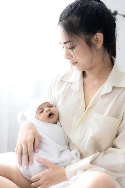 Mãe Carregando Seu Bebê Quarto Cama Branca Bebê Recém Nascido — Fotografia de Stock