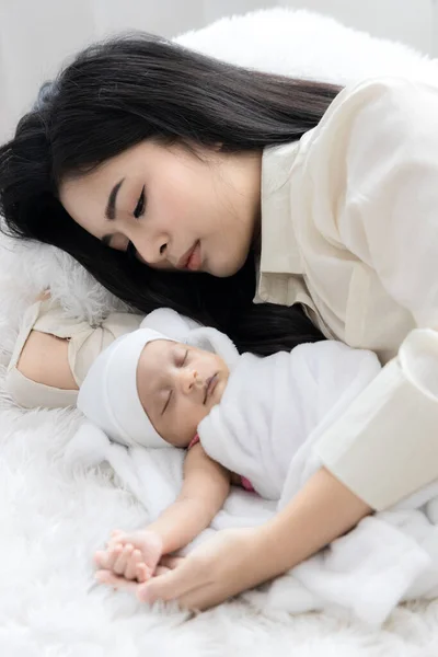 Asijské Mladé Matka Roztomilé Novorozeně Dítě Spí Posteli Koncept Dne — Stock fotografie