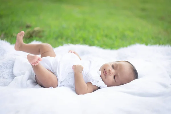 Retrato Linda Niña Recién Nacida Acostada Colchón Tela Blanca Césped —  Fotos de Stock