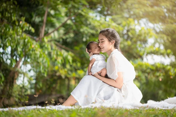 Jovens Mães Asiáticas Mãe Solteira Estão Sorrindo Carregando Bebês Recém — Fotografia de Stock