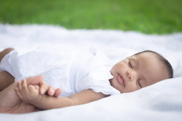 Portrét Roztomilé Novorozeně Holčička Lež Drží Její Matka Ruku Bílé — Stock fotografie