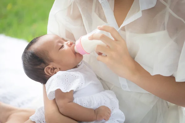 Fechar Mão Mãe Segurar Leite Garrafa Para Alimentar Sua Filha — Fotografia de Stock