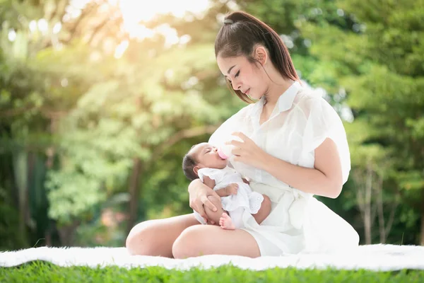 Bela Mãe Jovem Asiática Mãe Solteira Com Bebê Recém Nascido — Fotografia de Stock