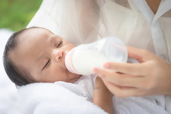 Parkta Kızını Beslemek Için Annenin Elini Tut Sütü — Stok fotoğraf