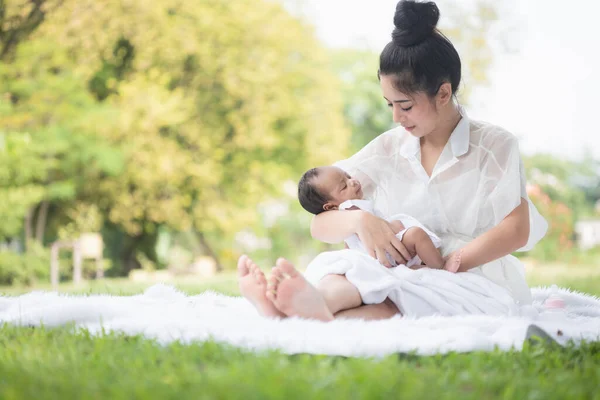 Bela Mãe Jovem Asiática Mãe Solteira Está Carring Bebê Recém — Fotografia de Stock