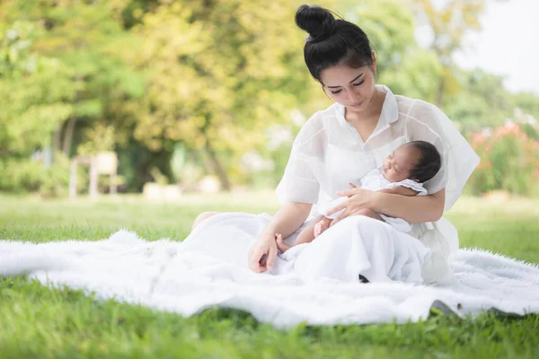 Jovens Mães Asiáticas Mãe Solteira Estão Sorrindo Abraçando Bebês Recém — Fotografia de Stock
