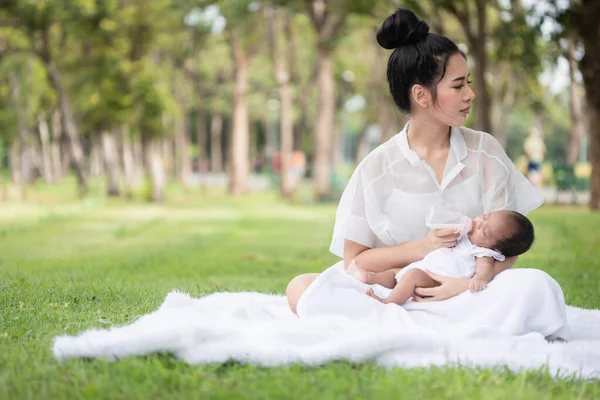 Bela Mãe Jovem Asiática Mãe Solteira Com Bebê Recém Nascido — Fotografia de Stock