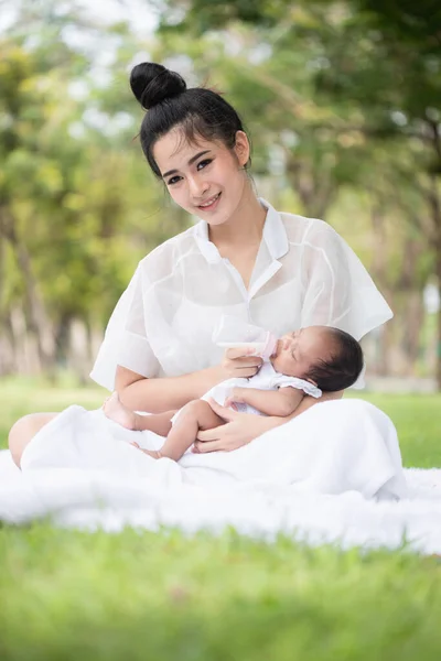 Bela Mãe Jovem Asiática Mãe Solteira Com Bebê Recém Nascido — Fotografia de Stock