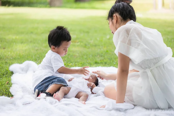 公園で息子と一緒にシングルマザーと娘のための休暇 — ストック写真