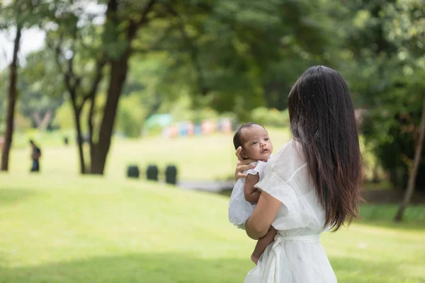 Jovens Mães Asiáticas Mãe Solteira Estão Carregando Bebês Recém Nascidos — Fotografia de Stock
