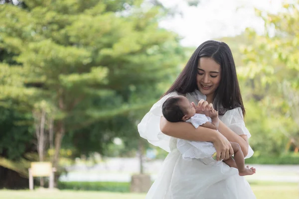 Jovens Mães Asiáticas Mãe Solteira Estão Sorrindo Carregando Bebês Recém — Fotografia de Stock