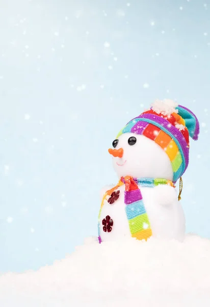 Милый Снеговик Поддельном Снегу Копировальным Местом Синем Фоне — стоковое фото