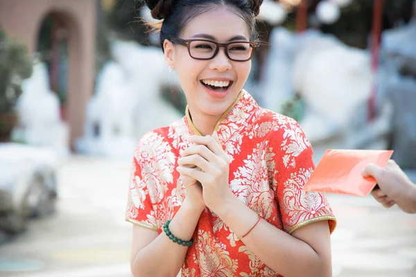 Retrato Bela Mulher Asiática Vestindo Cheongsam Vermelho Aceitando Angpao Com — Fotografia de Stock