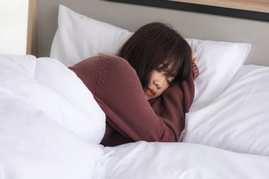 Asyalı genç kadın hasta ve yatak odasında uyuyor. Dün geceki partiden kalma bir kız ve kabus görüyor..