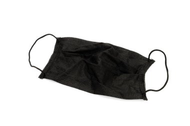 Beyaz arka planda koronavirüsü korumak için kullanılan siyah maske..