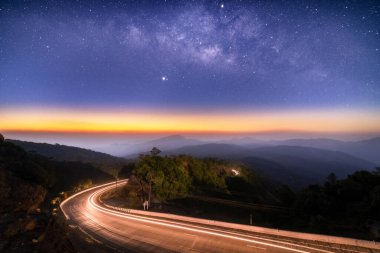 Samanyolu Galaksisi Doi Inthanon Chiang Mai, Tayland 'da yol ve dağ katmanlarıyla aydınlanıyor.