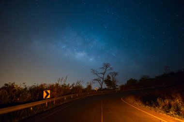 Yıldızlar ve Samanyolu ile geceleyin dağda yol.