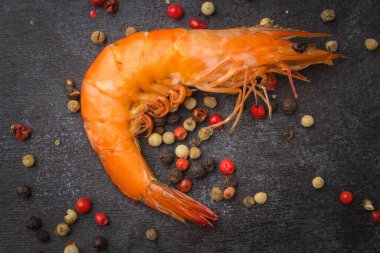 Siyah masada kaynamış karides..