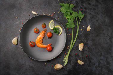 Siyah tabakta kaynamış karides..