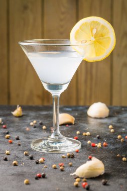 Siyah masada limon kokteyli.