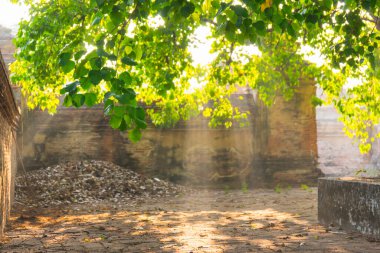 Arkeolojik alanın içinde kirişle ayrılır..