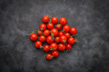 Siyah arkaplanda domatesler.