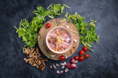 Pişirmek için ham maddeler tavuk, domates, mantar, soğan, sarımsak ve kereviz içerir..