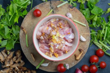 Pişirmek için ham maddeler tavuk, domates, mantar, soğan, sarımsak ve kereviz içerir..