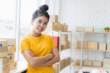 Evde çalışan Asyalı serbest kadın portresi ve internet üzerinden küçük işletme girişimcisi KME 'ye başlamak.