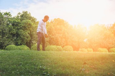 Golfçüler golf sahasına girdi.