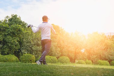 Golfçüler golf sahasına girdi.