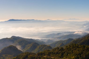 Sis kaplı dağ manzaraları. Monson 'un Doi Angkhang Chiangmai Tayland' a bakış açısı.