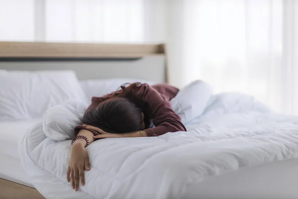 Asiatico Donna Dormire Come Sbornia Partito Addormentato Esaurimento Suo Letto — Foto Stock