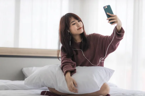 Mulher Feliz Asiática Sentada Cama Está Gostando Ouvir Música Chamar — Fotografia de Stock