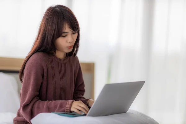 Asiatisk Kvinna Som Använder Laptop För Arbete Utbildning Handel Sociala — Stockfoto