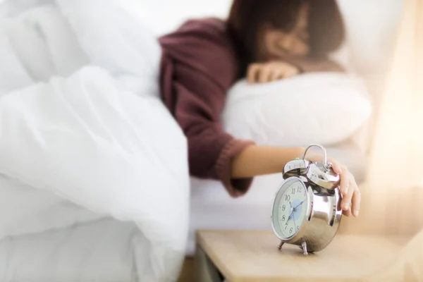 Mujer Somnolienta Apagando Despertador Mañana Con Tarde Despertar Quedarse Casa — Foto de Stock
