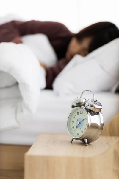 Despertador Mesa Con Mujer Somnolienta Mañana Con Tarde Despertar Quedarse —  Fotos de Stock