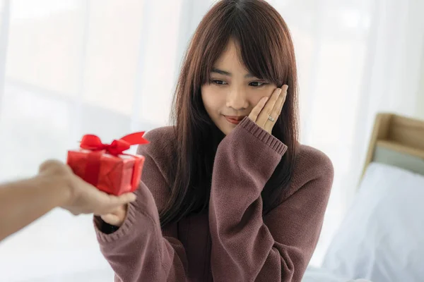 Asijské Krásná Žena Nadšená Obdrží Červenou Dárkovou Krabici Manžel Dává — Stock fotografie