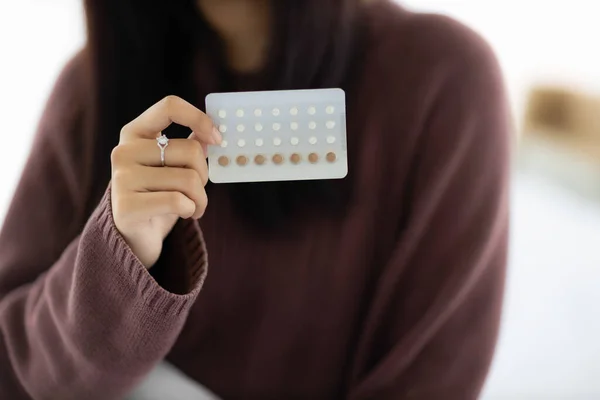 Pastillas Anticonceptivas Mano Mujer Concepto Vivir Una Pareja Casada — Foto de Stock