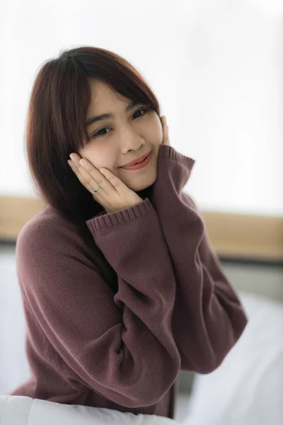 Retrato Bela Jovem Mulher Asiática Felicidade Quarto — Fotografia de Stock