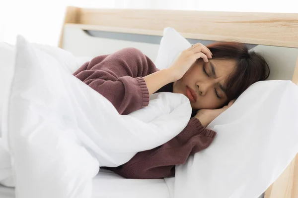 Mujer Asiática Duerme Utiliza Ambas Manos Para Sostener Cabeza Porque —  Fotos de Stock
